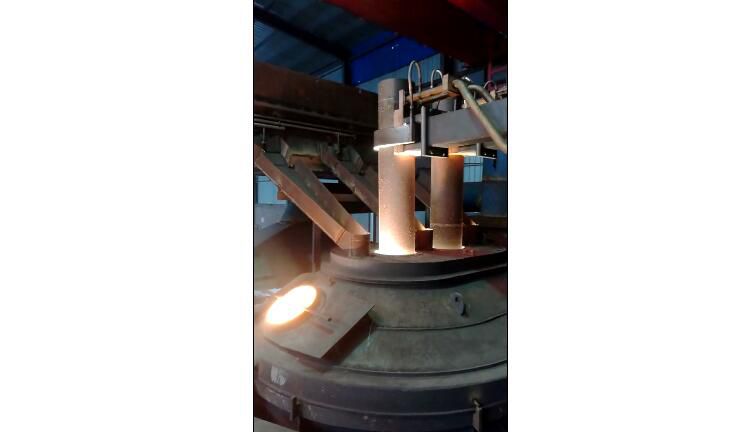 電弧爐冶煉現(xiàn)場視頻